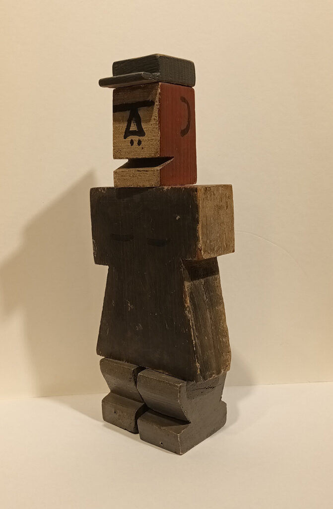 Escultura en madera del artista uruguayo Joaquín Torres-García